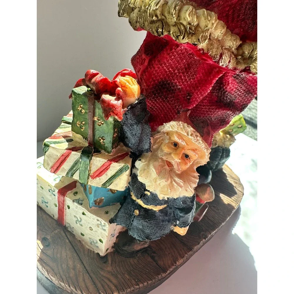 Vintage‎ Style Polyresin Santa Claus Figurine with Toys and Nutcracker 288-0112